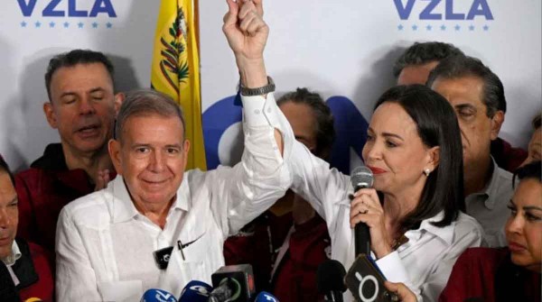 Mara Corina Machado y Edmundo Gonzlez Urrutia realizan una multitudinaria concentracin en Caracas tras el fraude electoral de Maduro