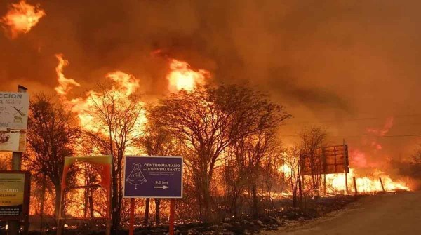 Se extiende el fuego en Crdoba: las llamas alcanzan los 10 metros y cortaron la autopista a Carlos Paz