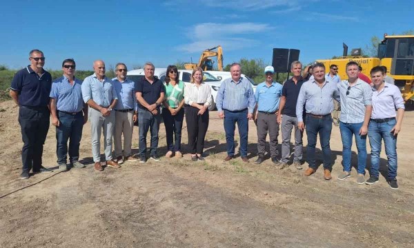 Firma de acta de inicio de obras de ensanche de 3 puentes y accesos sobre la Ruta Provincial N 4